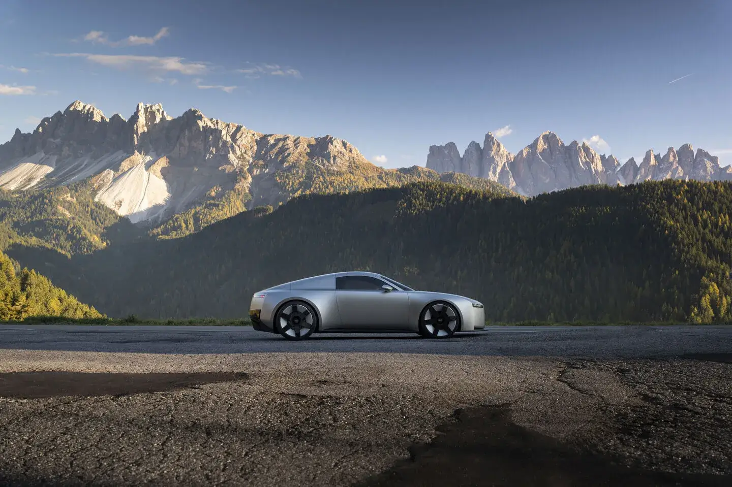 Audi Concept C visto de lado com vista montanhosa por trás