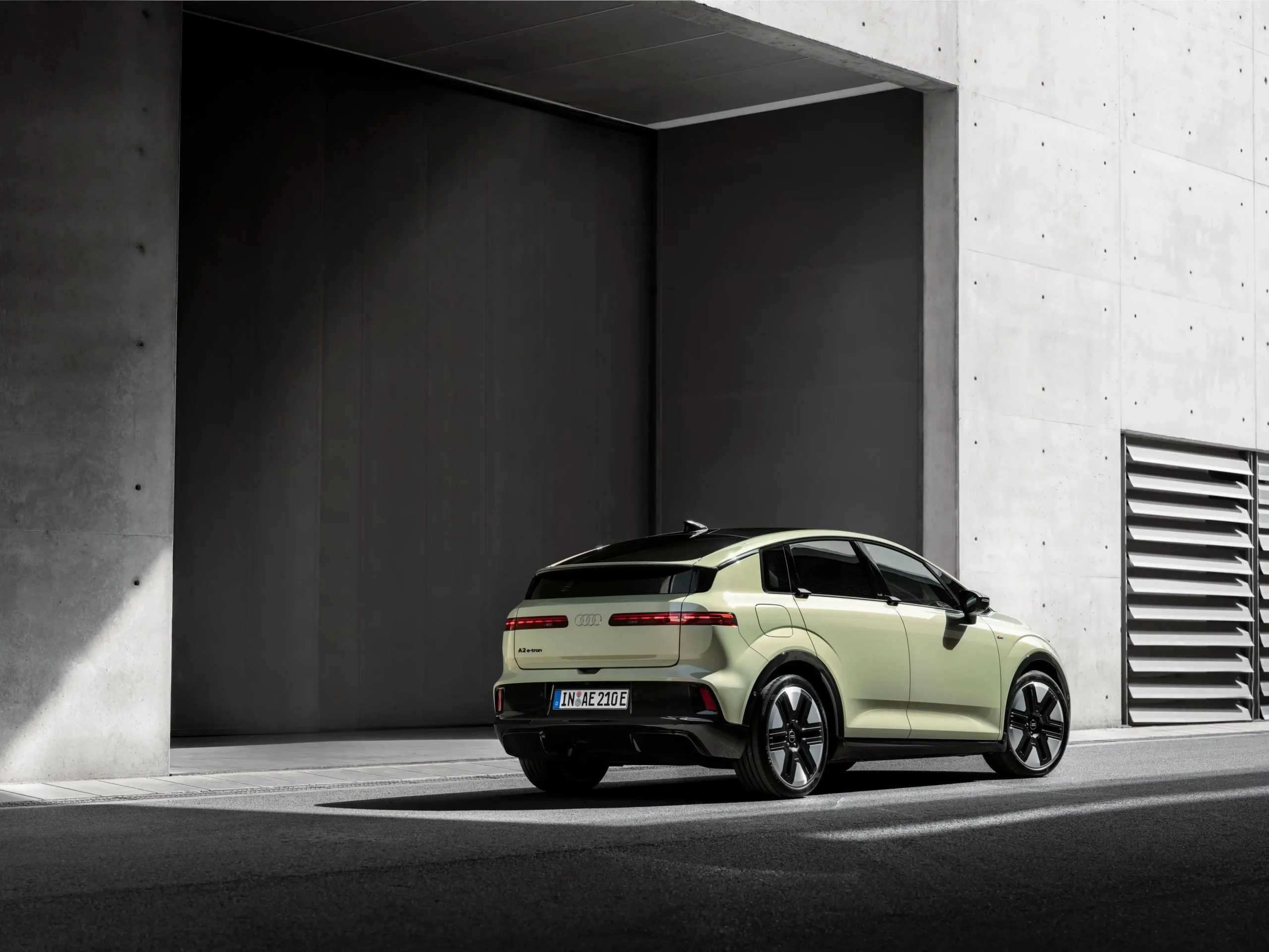 Audi A2 e-tron vista 3/4 traseira