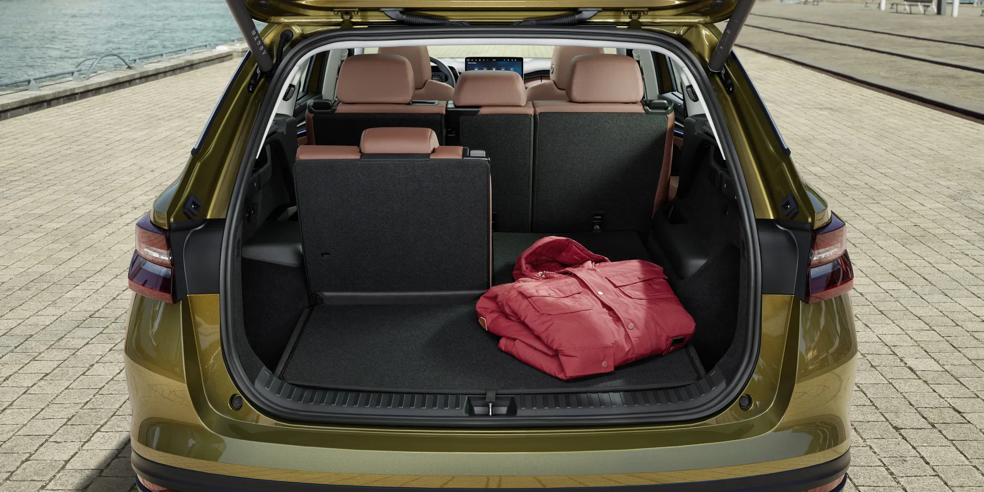 Vista aproximada da bagageira aberta do Skoda Kodiaq