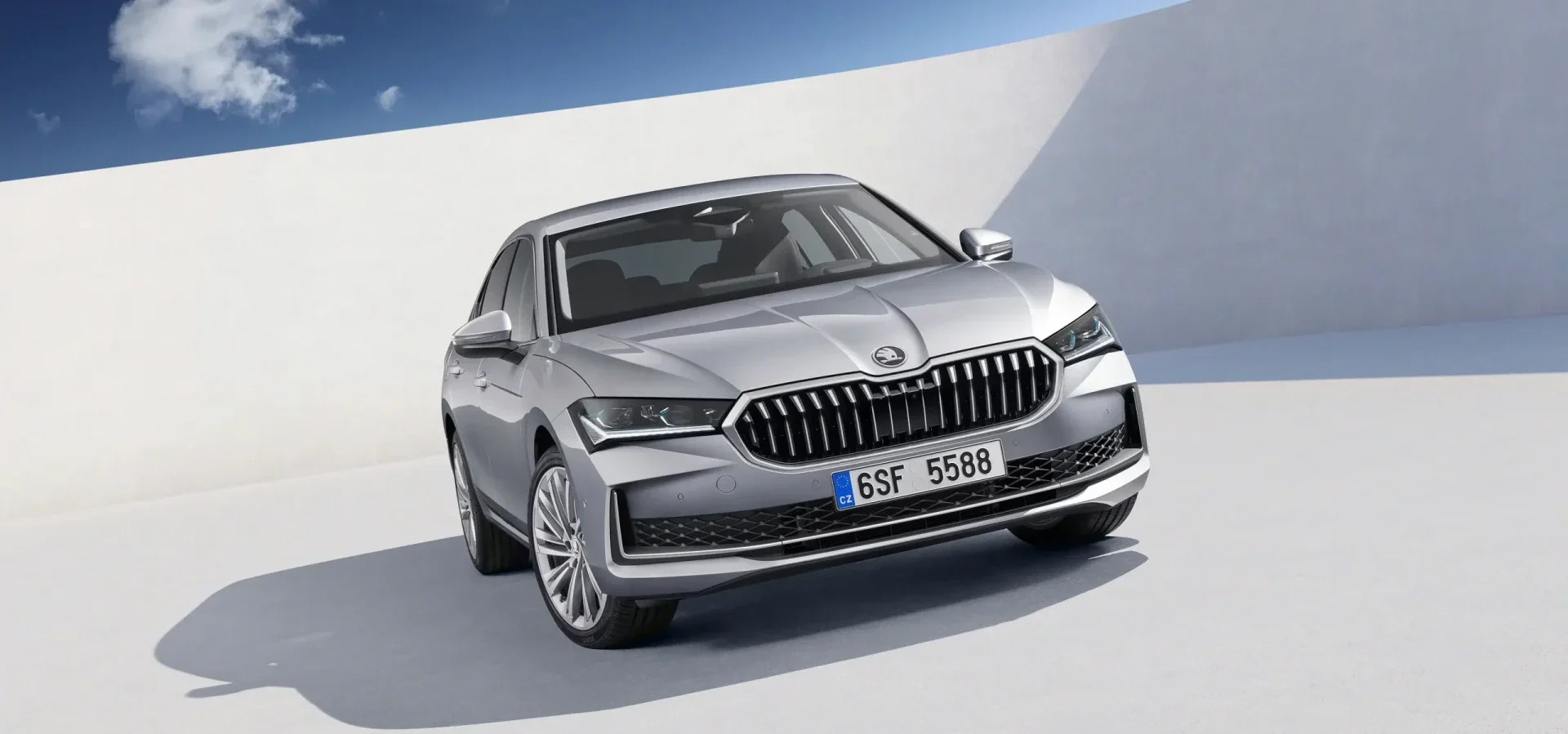 Vista frontal do Skoda Superb cinzento