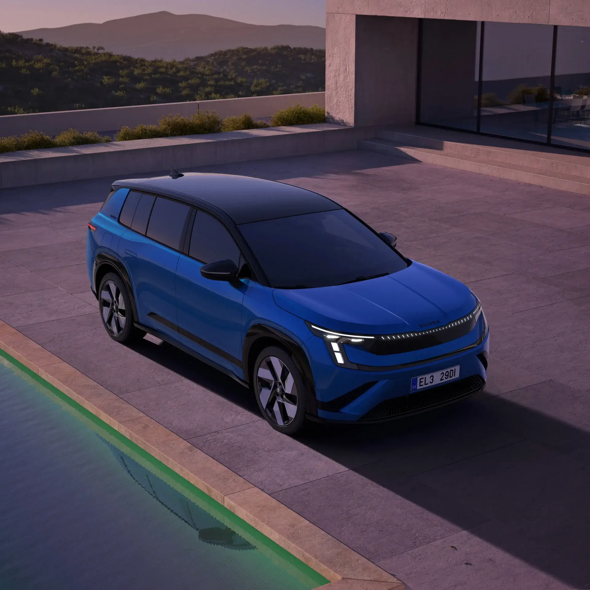 Vista 3/4 frente do Skoda Peaq Sportline em azul