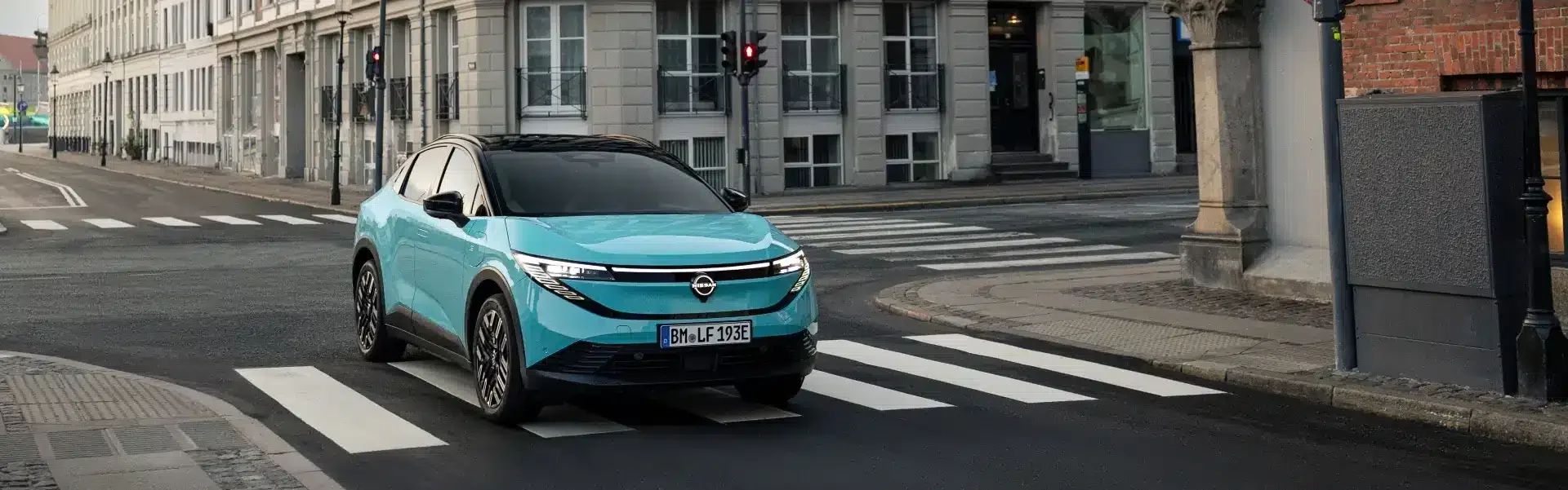 Nissan Leaf 2025 numa estrada citadina