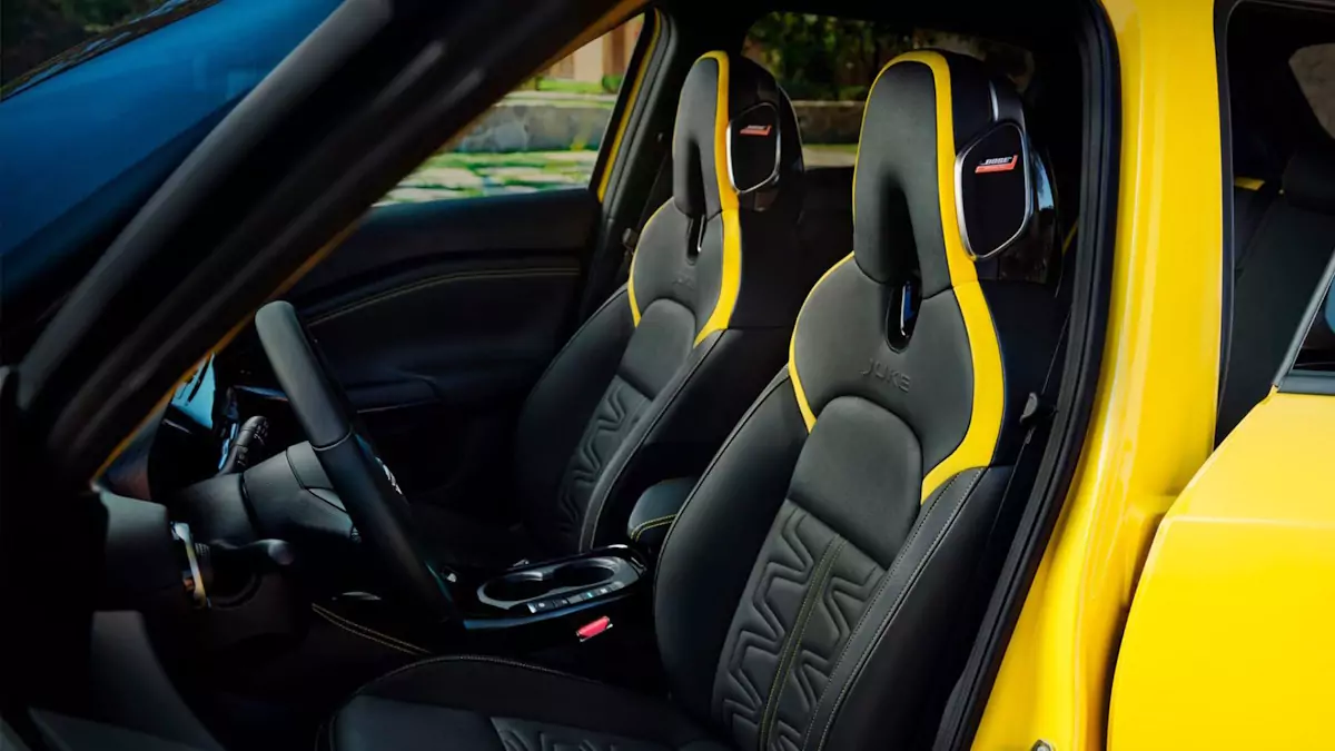 bancos-juke bancos do novo Juke com detalhes a amarelo e colunas BOSE