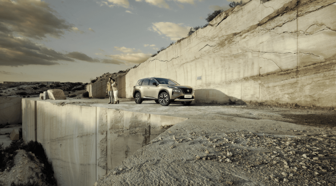 nissan-x-trail-casal-media-664319fba1573 casal junto a nissan x-trail