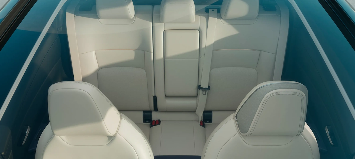 vista superior do teto panorâmico e bancos do Nissan Leaf
