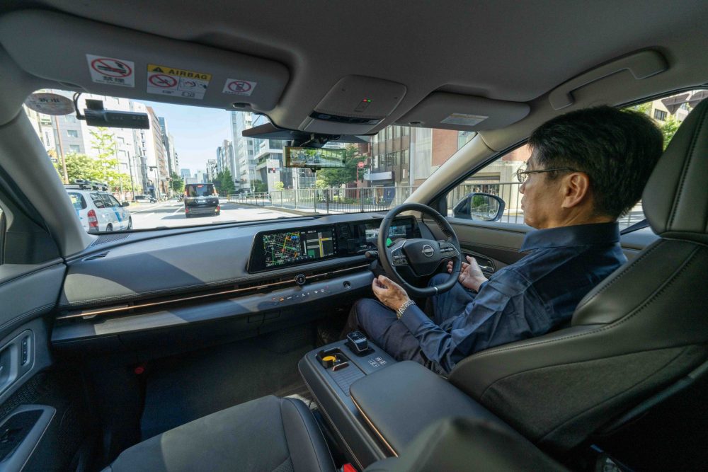 vista interior de um carro Nissan com o novo ProPILOT Assist