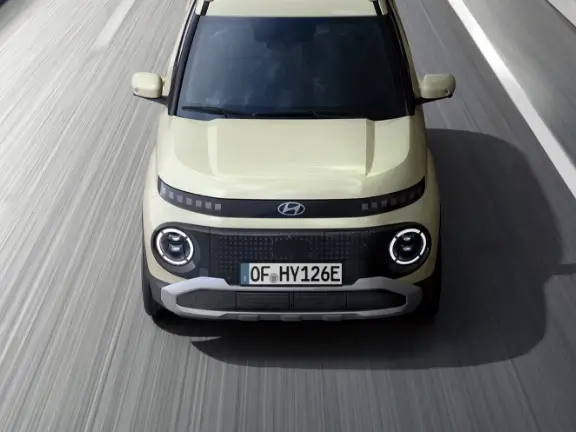 Hyundai Inster visto de frente em estrada