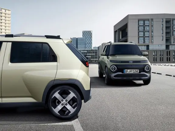 Hyundai Inster a sair de estacionamento com outro a passar atrás
