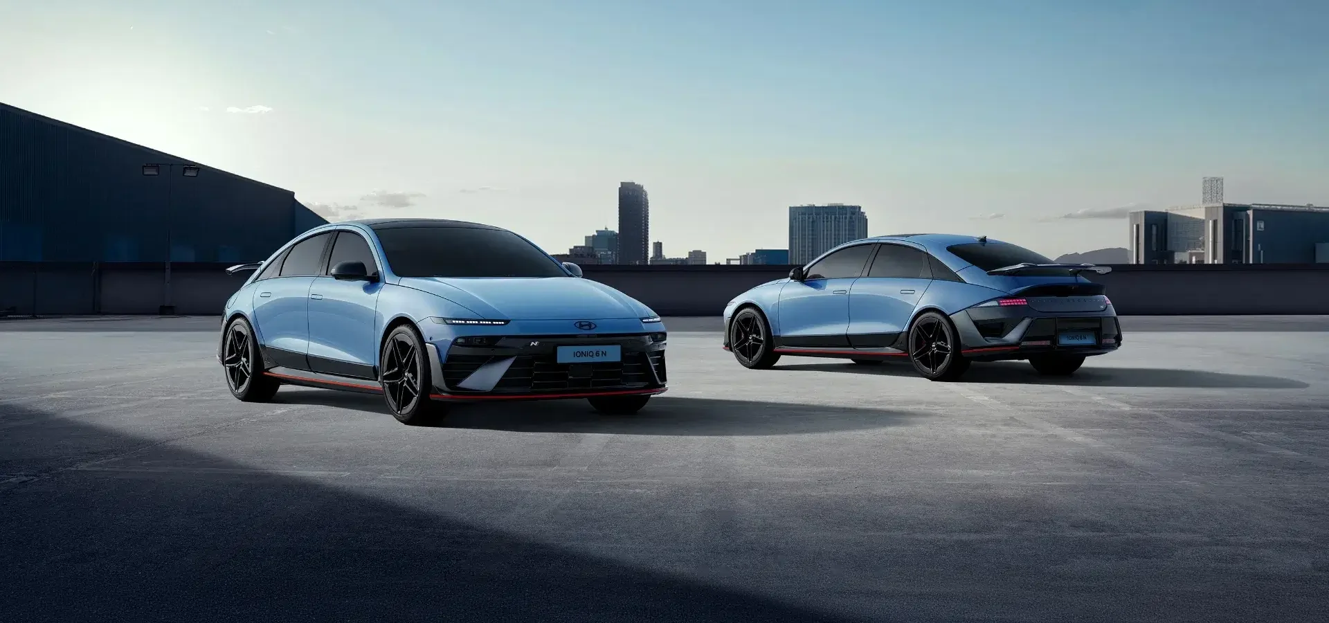 ioniq-6-n-1 2 Hyundai IONIQ 6 N lado a lado, um de frente, um de traseira