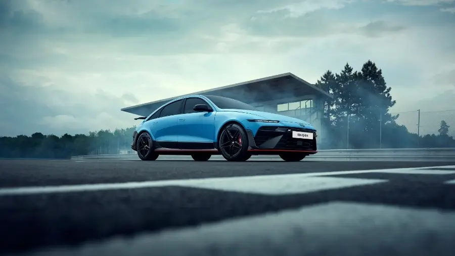 Hyundai IONIQ 6 N visto de 3/4 frente numa pista