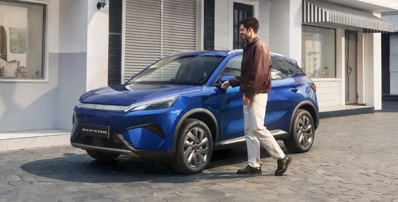 BYD ATTO 3 EVO com homem a abrir a porta do condutor