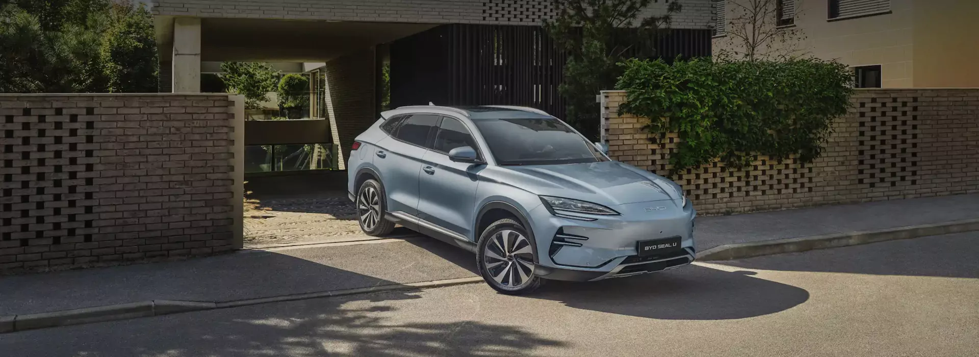 BYD Seal U SUV 100% elétrico a sair da garagem