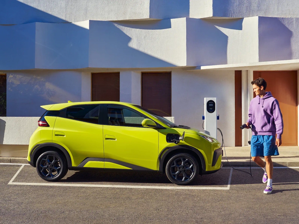 dolphin-surf-eletrico Dolphin Surf elétrico a carregar na rua