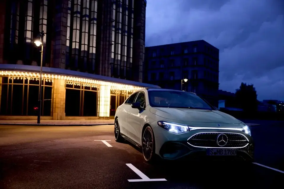 Mercedes-Benz CLA Coupé visto de frente à noite com luzes ligadas