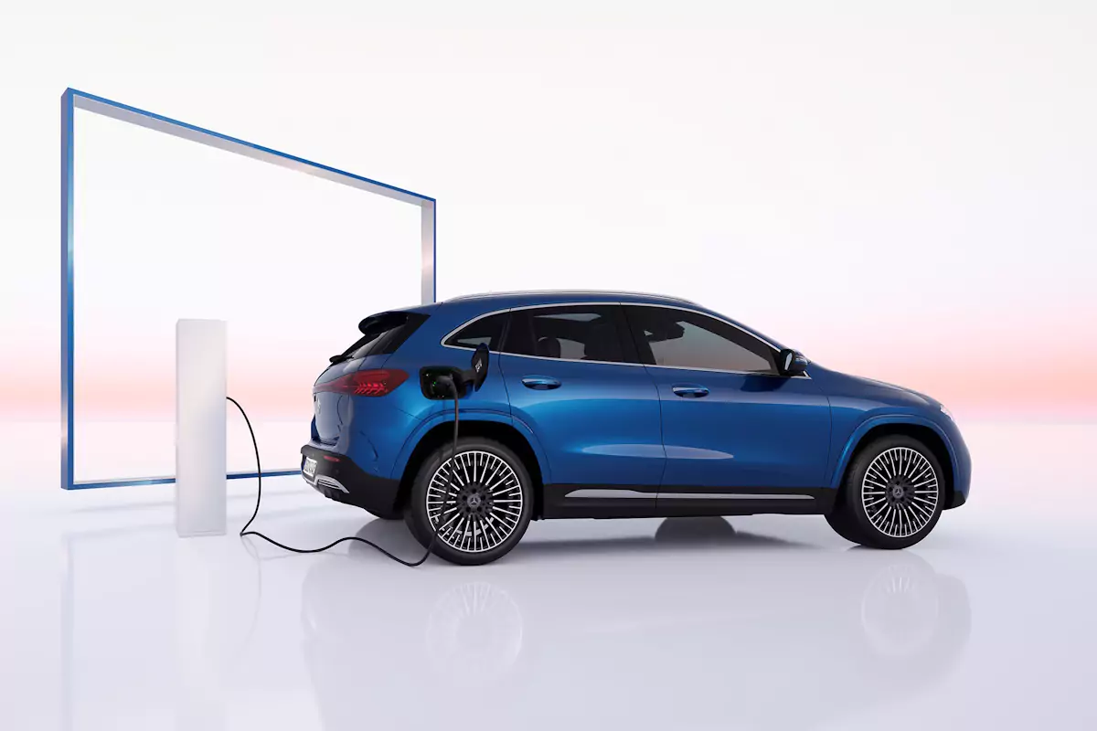 autonomia-eqa Mercedes elétrico EQA a carregar