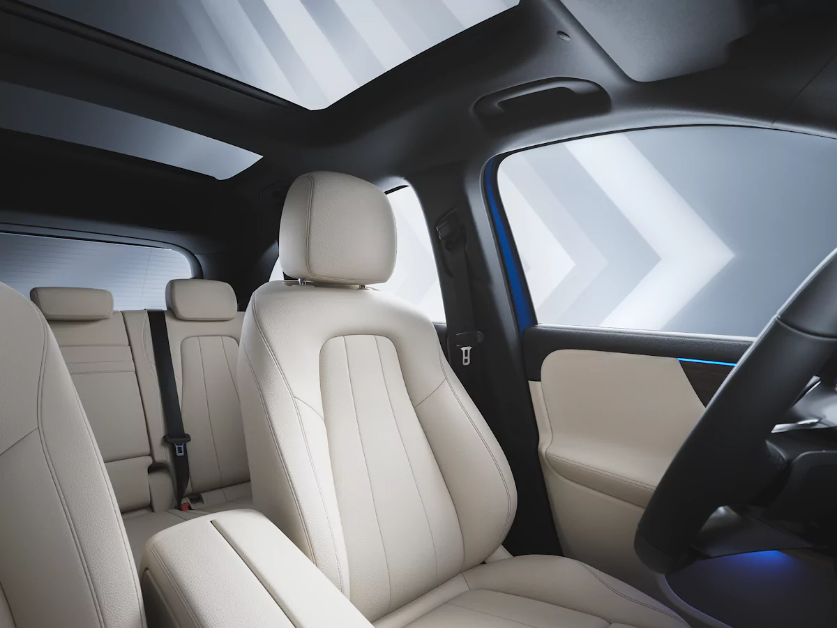 bancos-gla bancos beges em pele e teto panorâmico GLA SUV