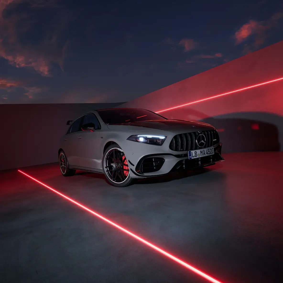 Vista exterior 3/4 frente do Mercedes-Benz Classe A AMG