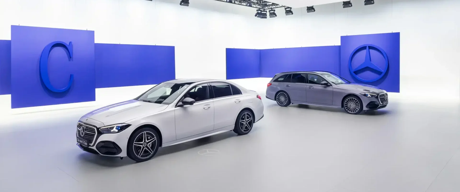 Novo Mercedes-Benz Classe C Limousine branco e Classe C Station cinzento em apresentação