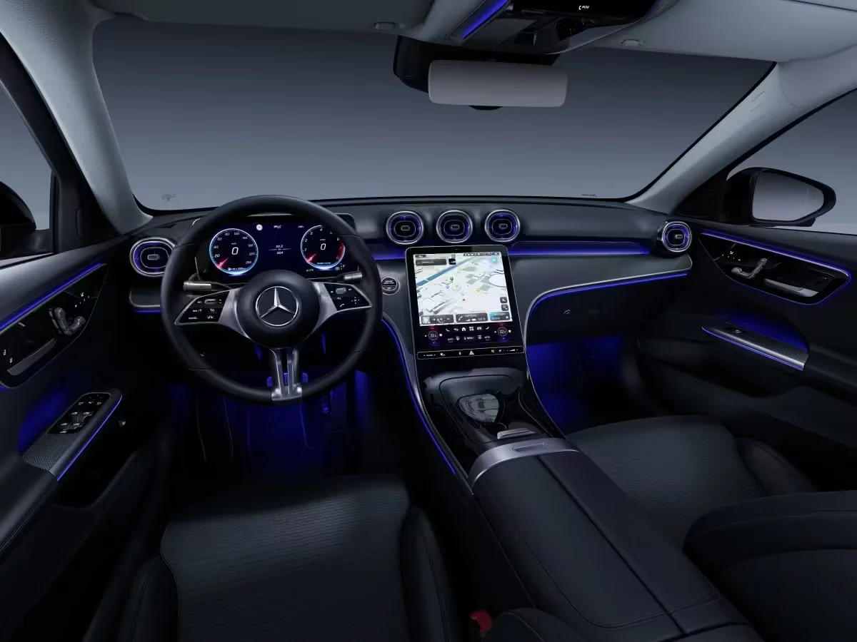 Interior do Mercedes-Benz Classe C Limousine com ecrã central MBUX, painel digital e iluminação ambiente