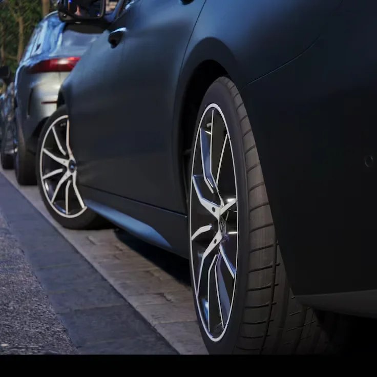 Roda traseira e jante de liga leve do Mercedes-Benz Classe C Limousine estacionado