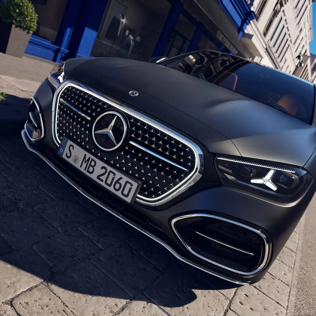 Frente do novo Mercedes-Benz Classe C Limousine com grelha de estrelas e faróis LED