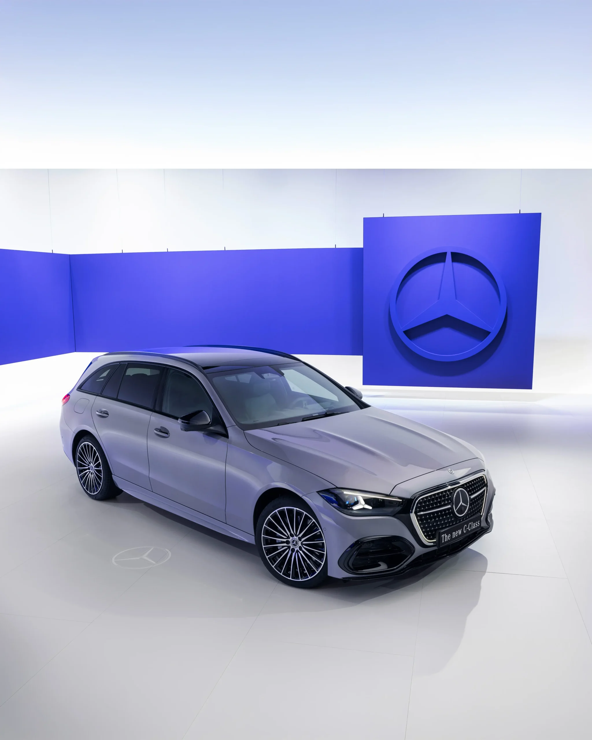 Mercedes-Benz Classe C Station cinzento, vista dianteira lateral, em espaço de apresentação