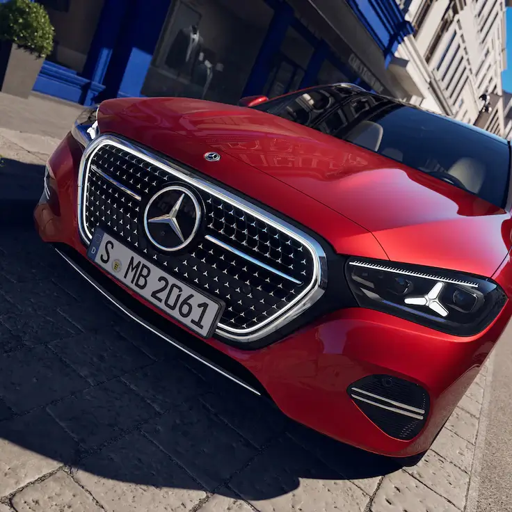 Frente da nova carrinha Mercedes-Benz Classe C Station vermelha com grelha de estrelas e faróis LED