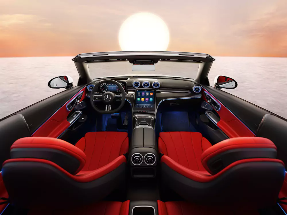 interior do Mercedes-Benz CLE Cabrio com os bancos em vermelho