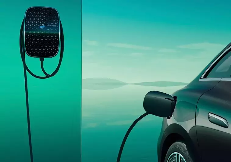 eqe-eletrico eqe limousine 100% elétrico a carregar