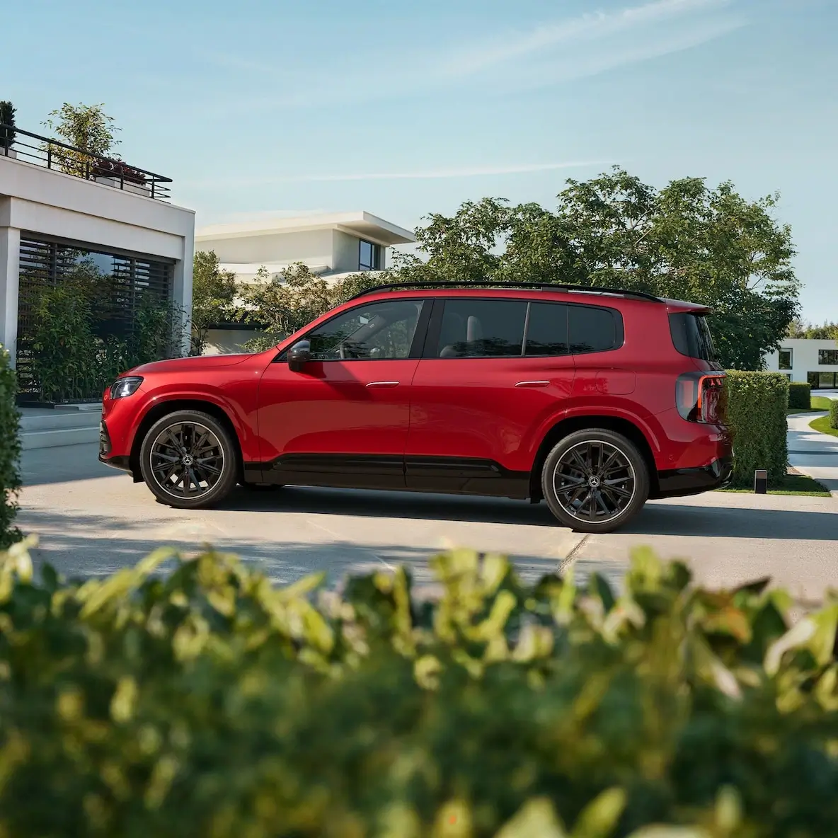 Mercedes-Benz GLB vermelho visto de lado