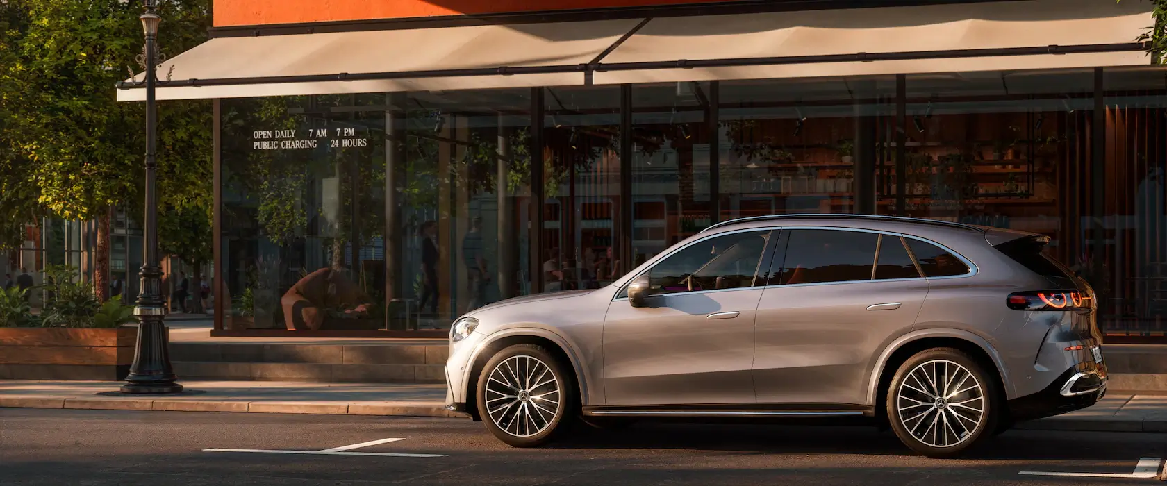Mercedes-Benz GLC 100% elétrico de lado no meio da rua