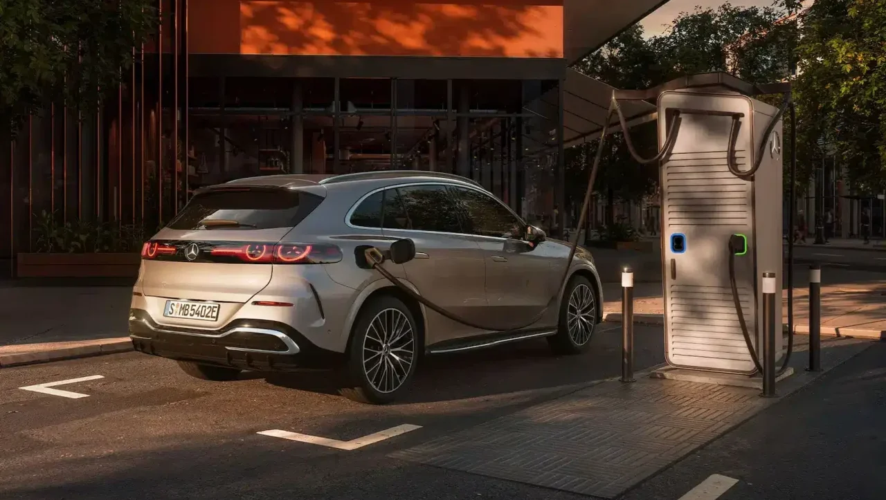 Mercedes-Benz GLC 100% elétrico a carregar a bateria