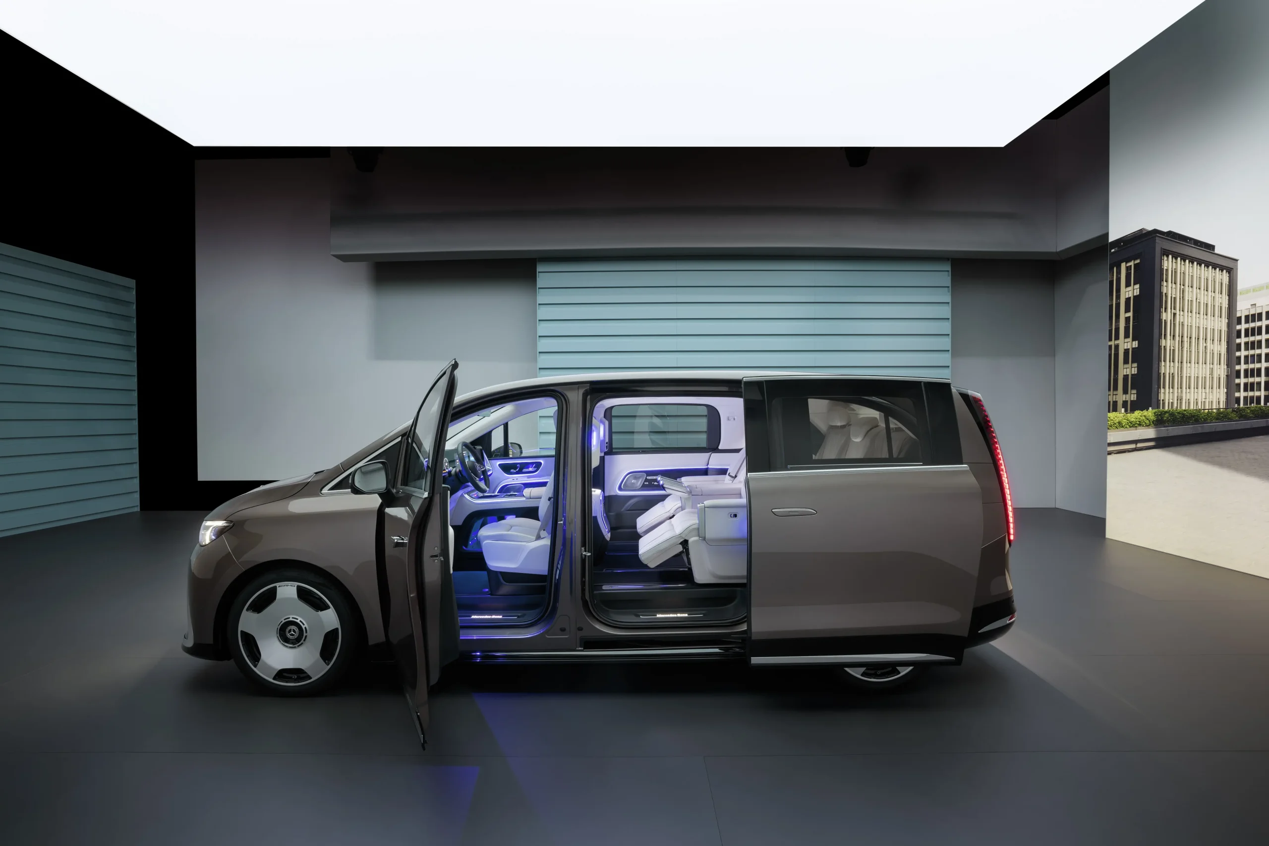 Mercedes-Benz VLE visto de lado com as portas abertas