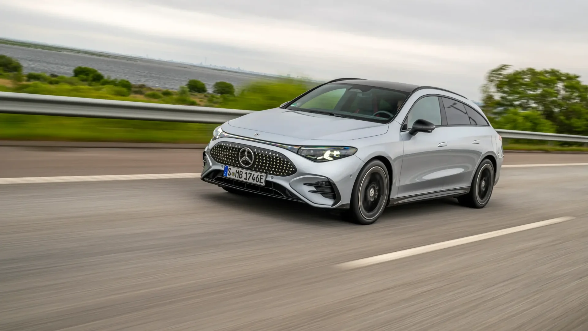 Mercedes-Benz CLA Shooting Brake elétrico em condução na estrada