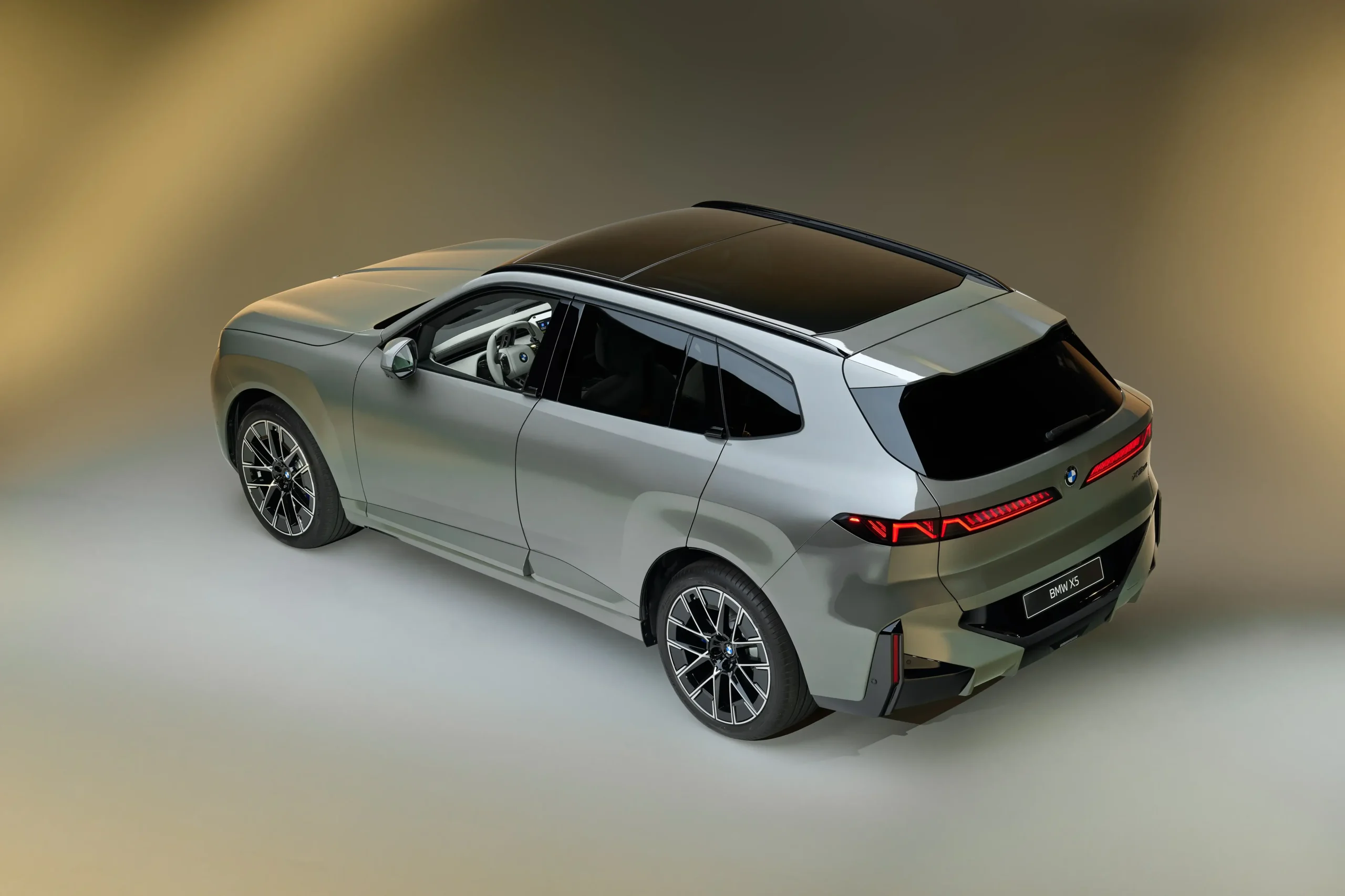 Vista superior lateral traseira do BMW X5