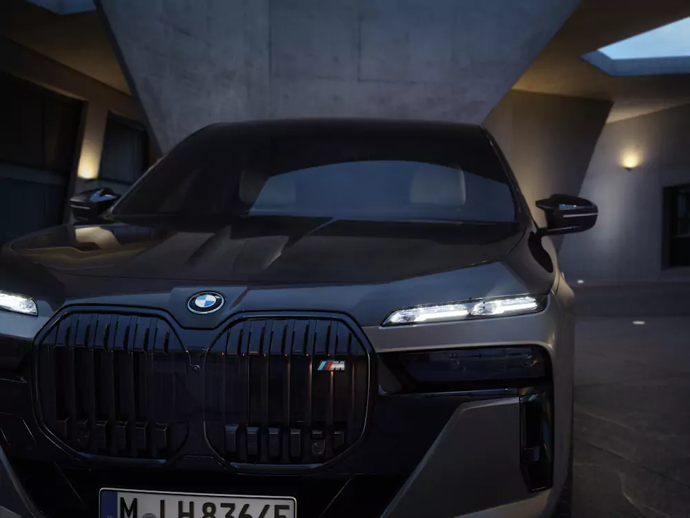 bmw-m760e-sedan BMW M760e