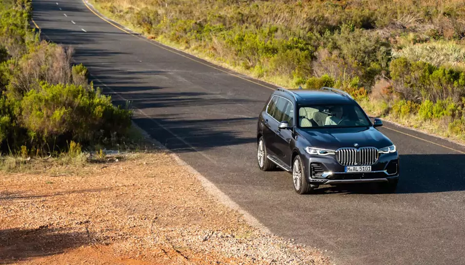 carro BMW em andamento
