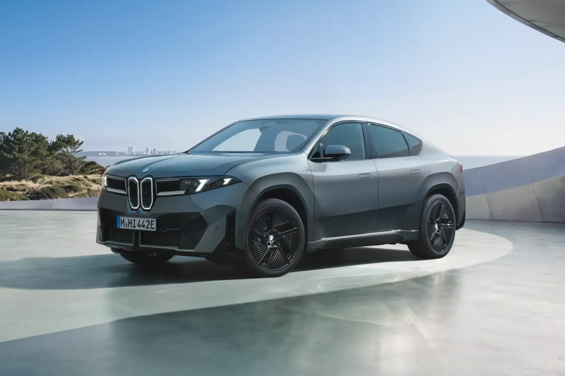 BMW iX4 visto 3/4 frente