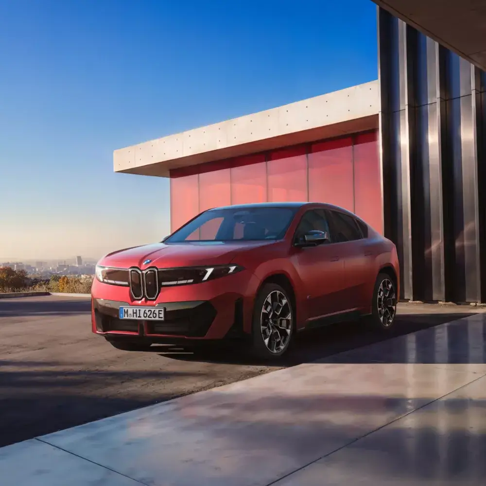 BMW iX4 pack M vermelho 3/4 frente