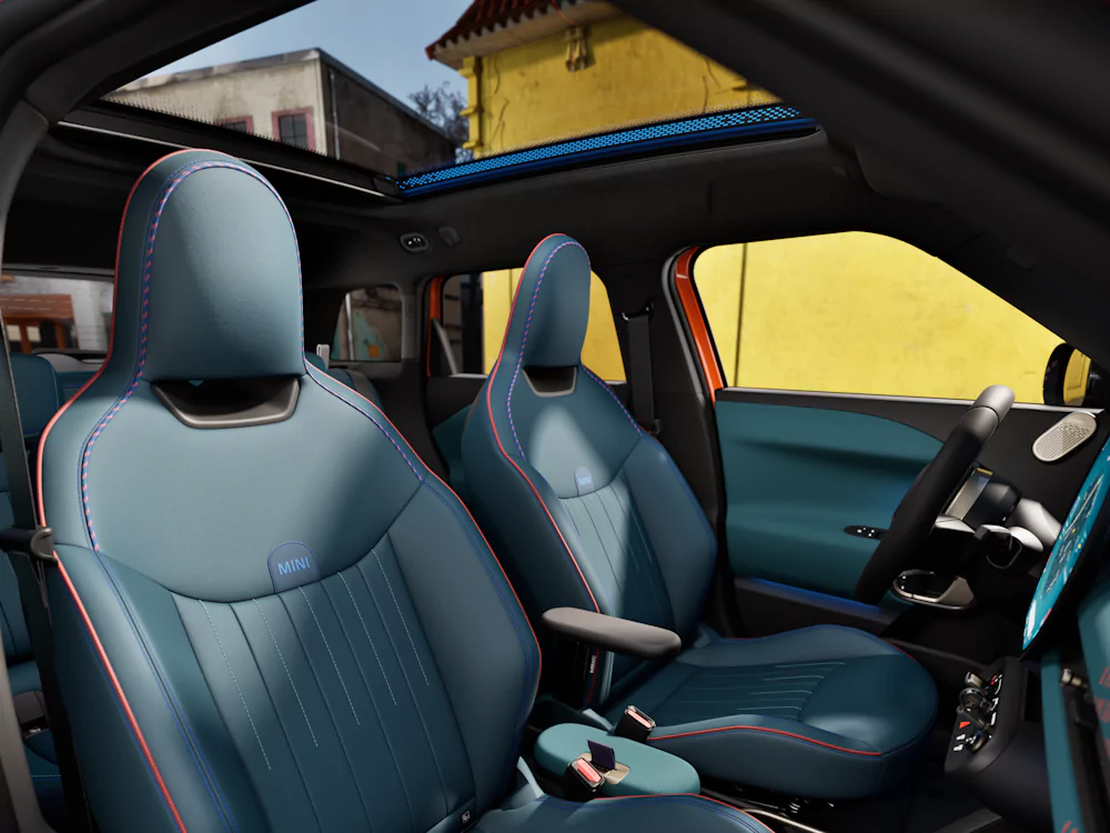 mini-aceman-interior bancos e teto panorâmico no interior no MINI Aceman