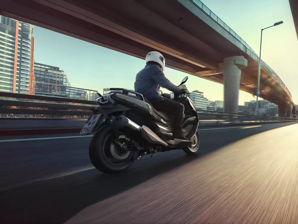 c400gt C400 GT em andamento na cidade