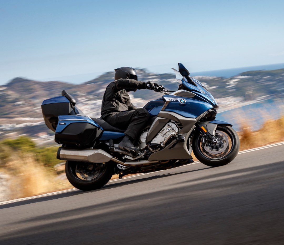 bmw-k1600gtl-subida-media-66acb2e447555 BMW K 1600 GTL a ser conduzida num subida