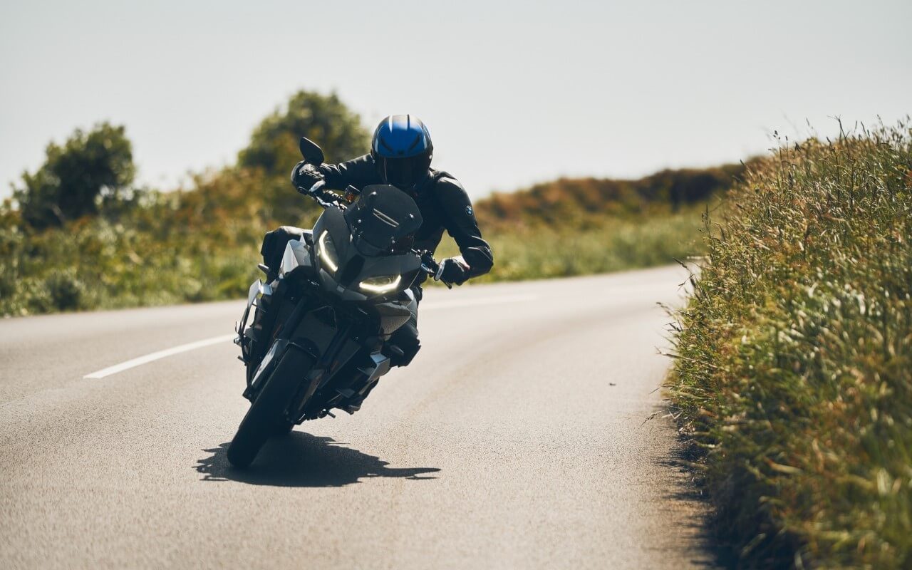 bmw-m1000xr-estrada-media-66acb34ccbf65 protótipo da BMW M1000XR na estrada
