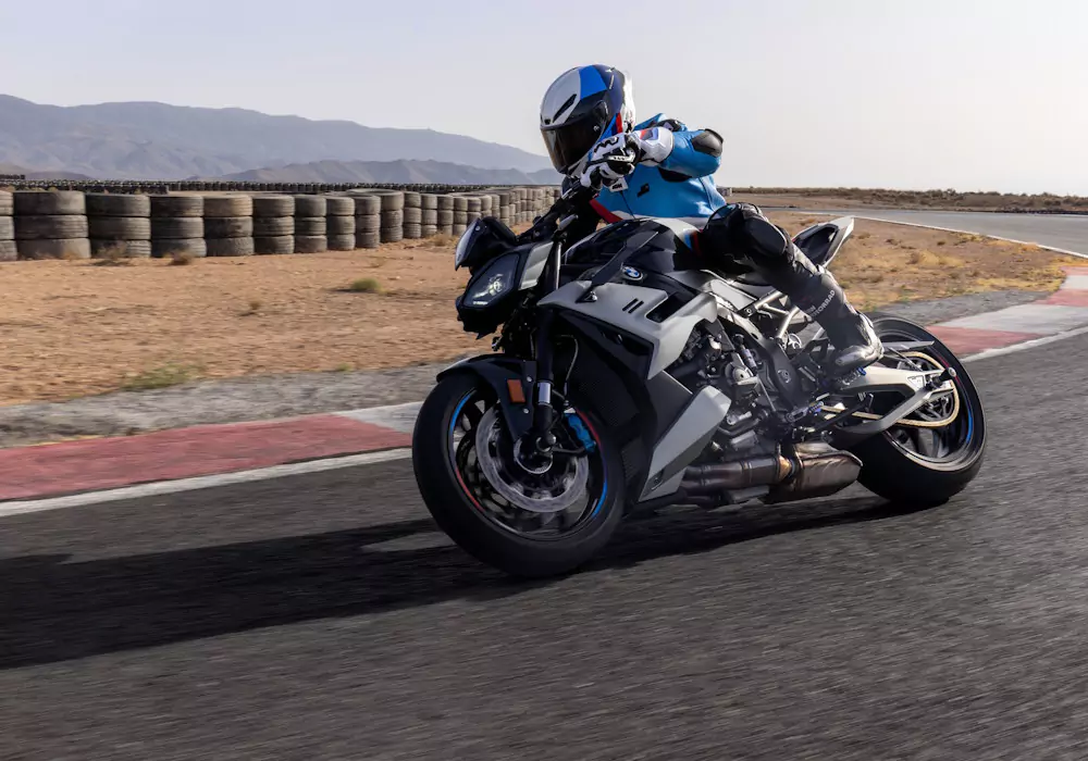 m1000r 2025-performance M1000R 2025 performance