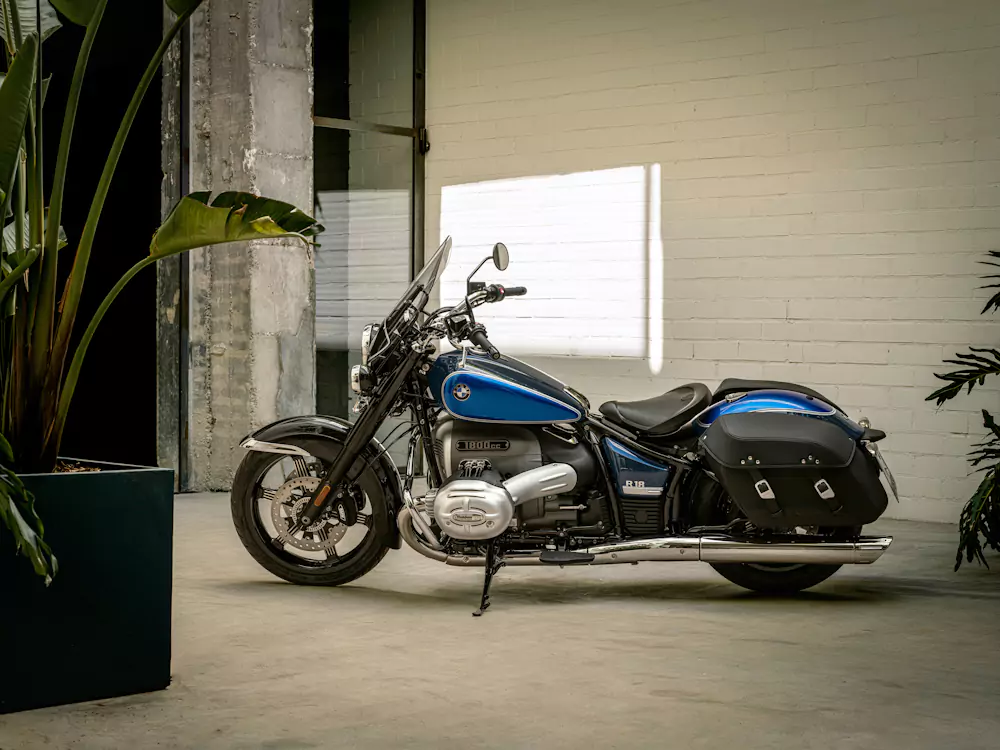 r18-classic R18 Classic com detalhes em azul metalizado