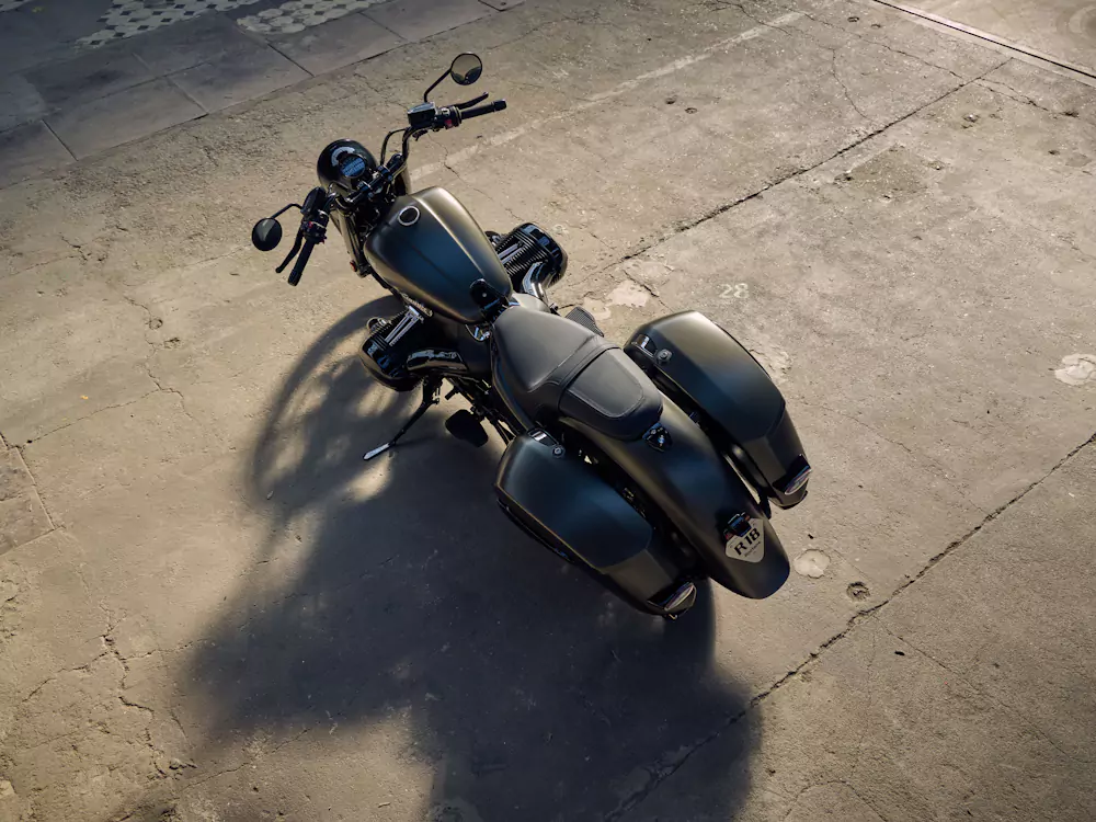 vista superior da bmw r18 roctane