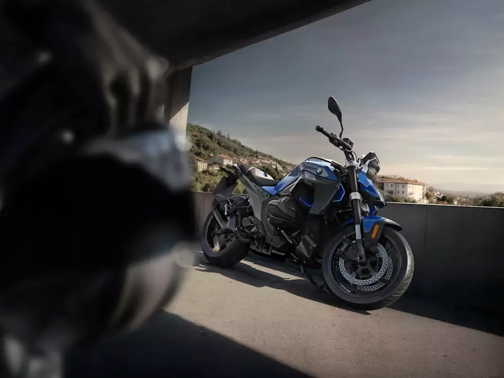 motor-r1300r BMW R 1300 R em azul