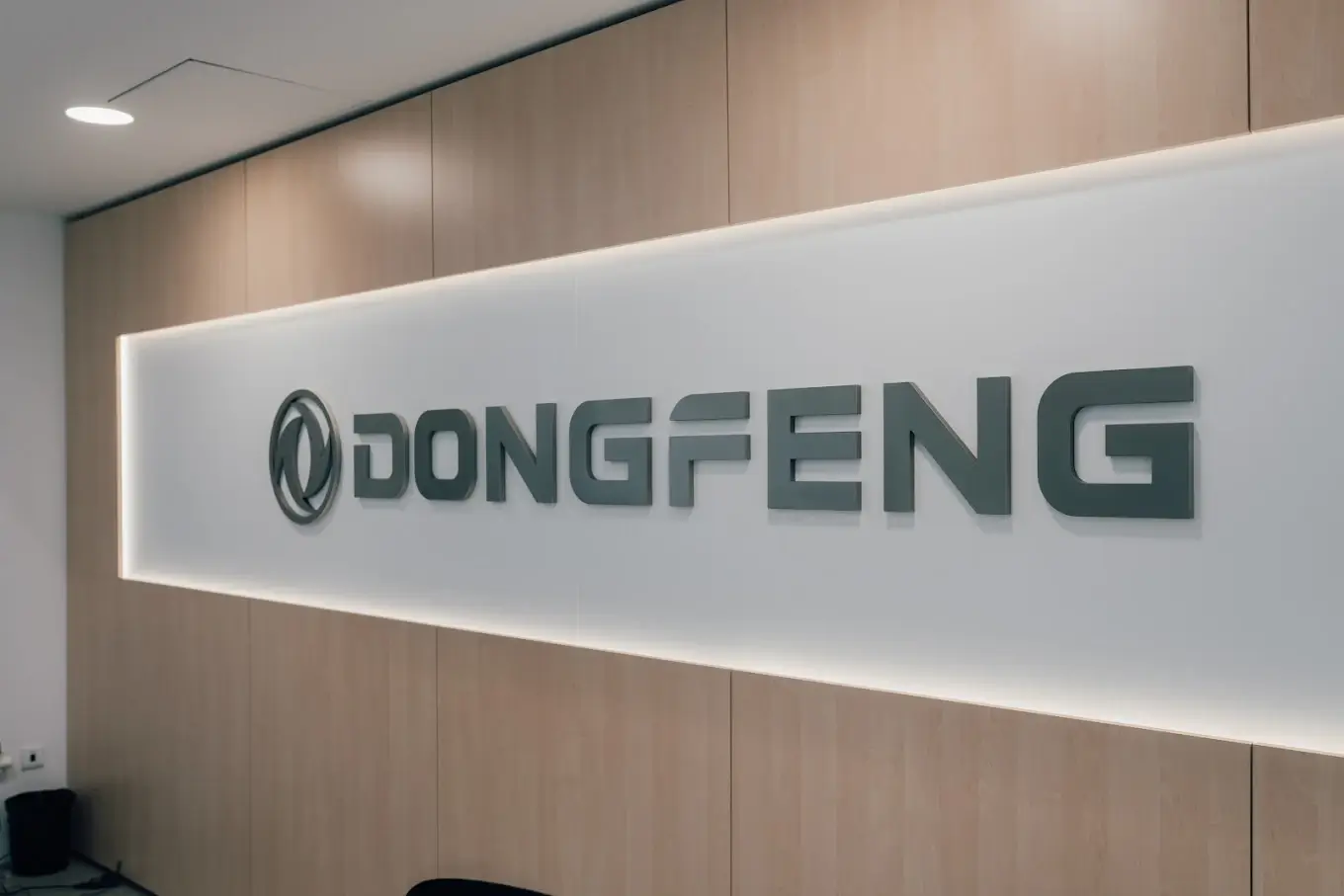 Logo Dongfeng na parede do concessionário Caetano