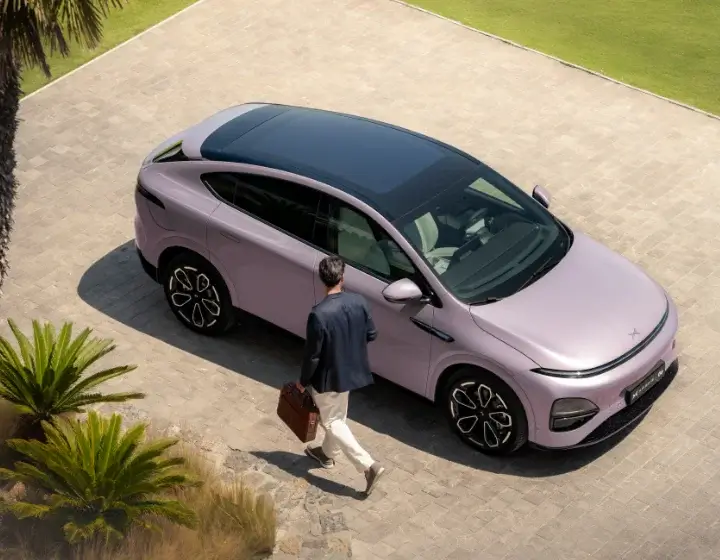 XPENG G6 visto de cima com homem a entrar no carro