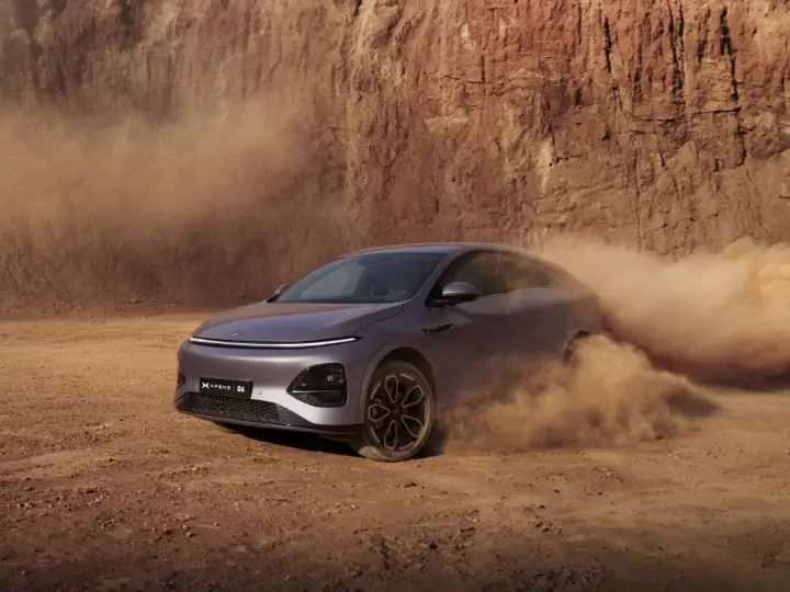 XPENG G6 a derrapar num cenário deserto cheio de poeira